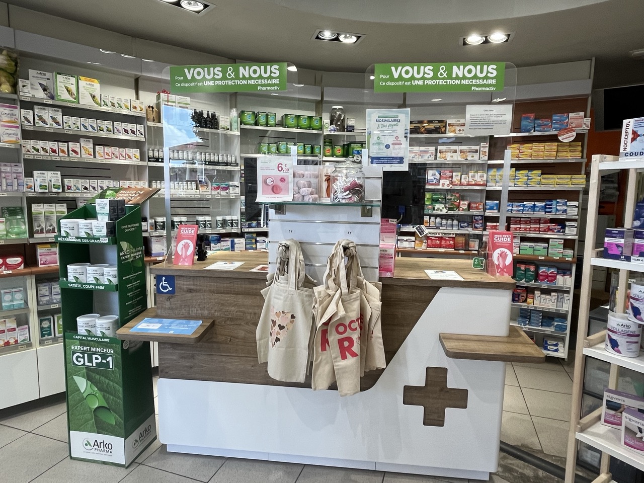 Comptoir et rayons de la Pharmacie du Berger à Lille